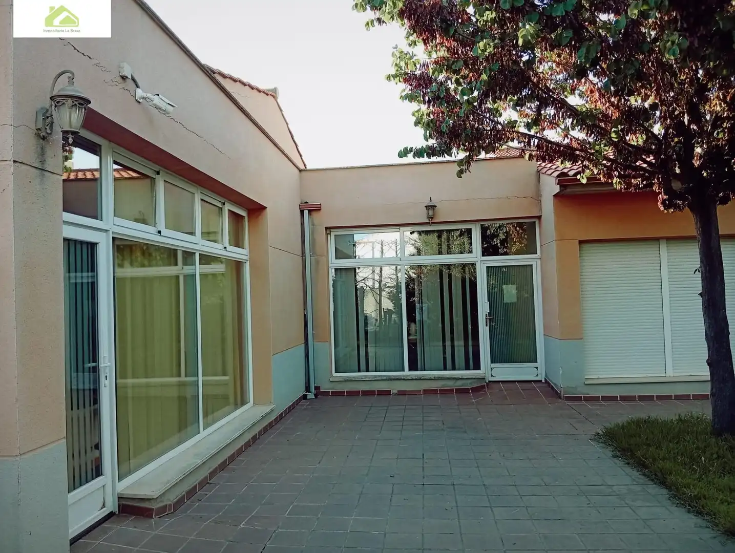 Außenansicht von Gebäude zum Verkauf in Gema