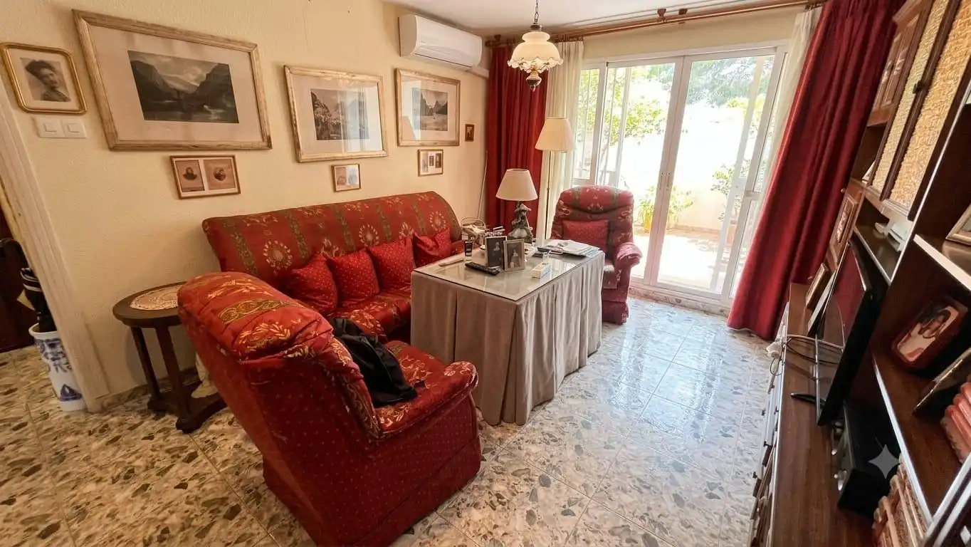 Sala d'estar de Planta baixa en venda en Córdoba amb Aire condicionat i Jardí privat