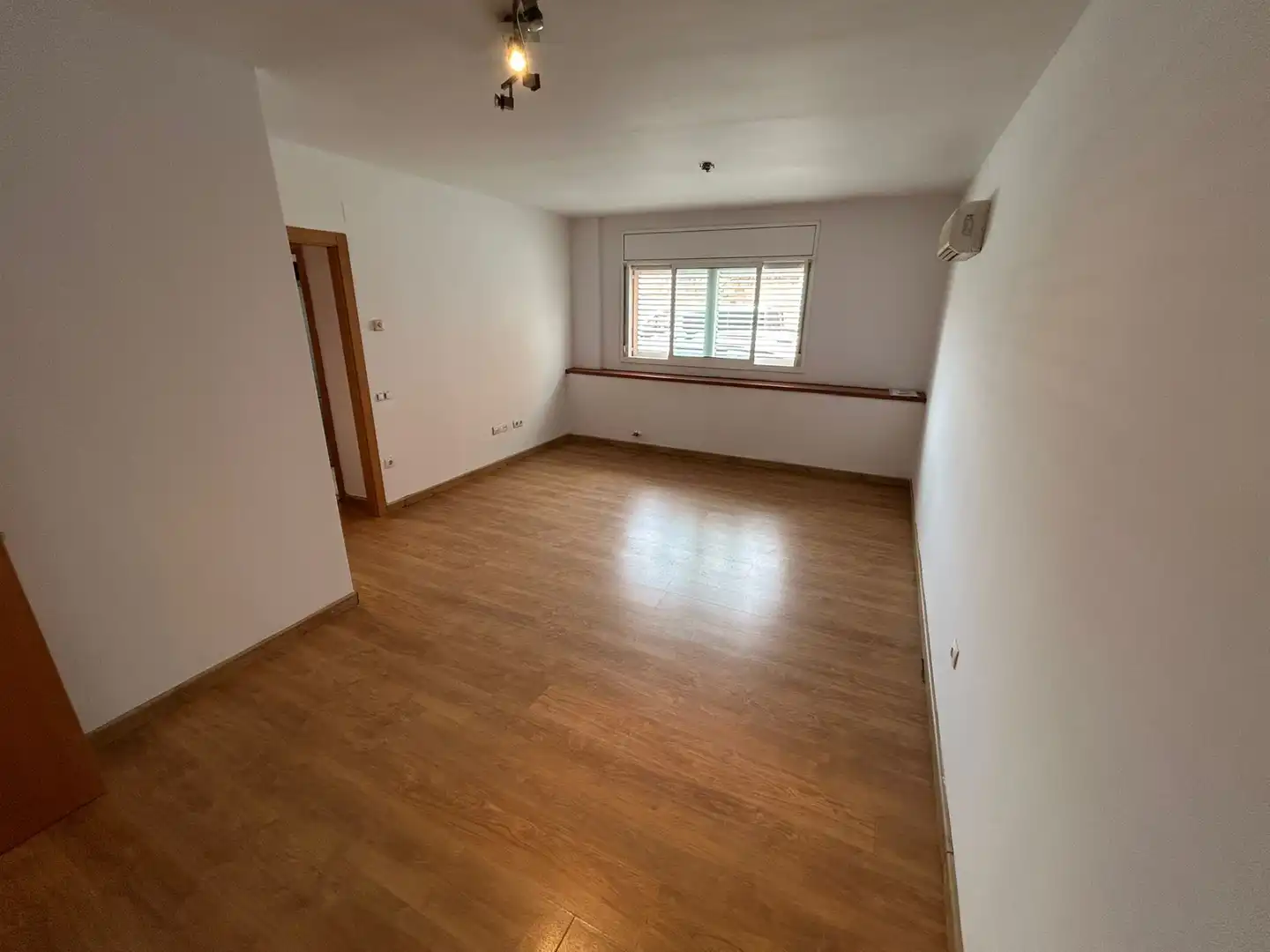 Wohnung zum Verkauf in Piera mit Heizung, Ofen und Alarm
