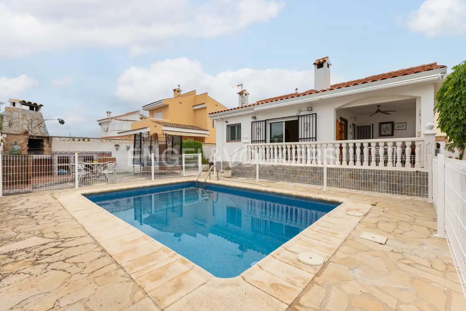 Vista exterior de Casa o xalet en venda en Vinaròs amb Calefacció, Jardí privat i Terrassa
