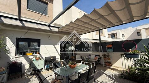 Casa en esquina en Entrenúcleos la más grande de la urbanización, 4 dormitorios, placas solares, piscina y club social