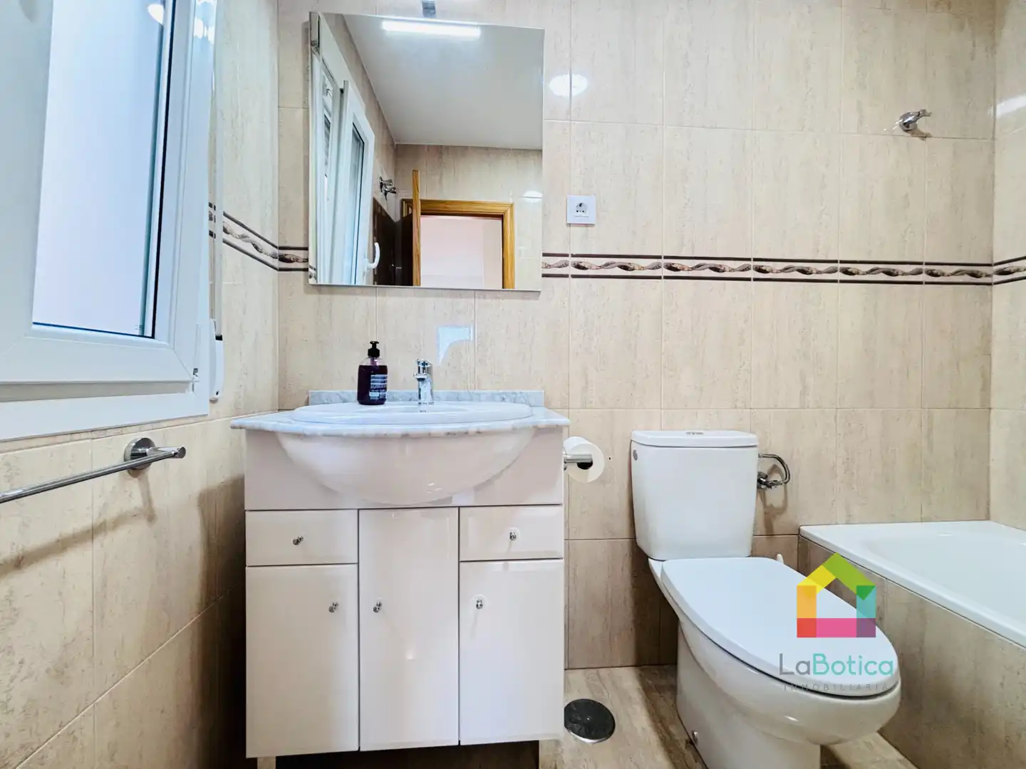 Bathroom of Flat for sale in Ajofrín  with Oven and Washing machine