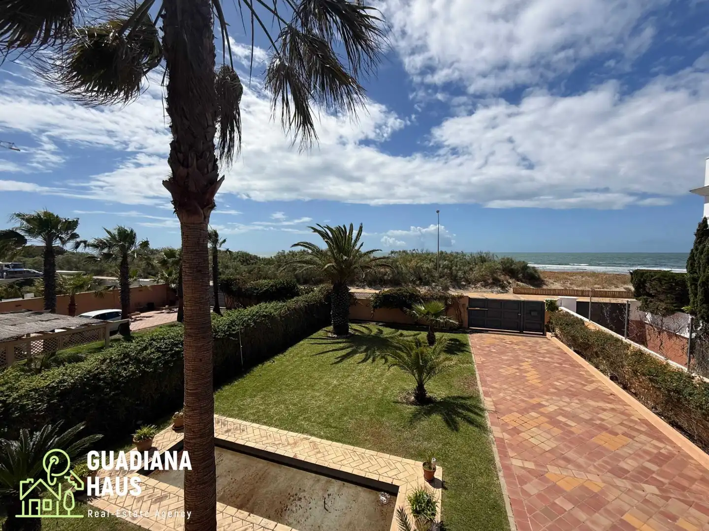 Vista exterior de Casa adosada en venda en Ayamonte amb Aire condicionat, Calefacció i Jardí privat