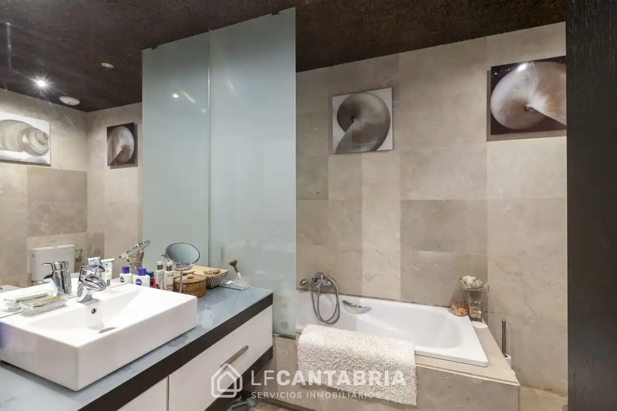 Bathroom of Flat for sale in Santander  with Heating, Private garden and Terrace