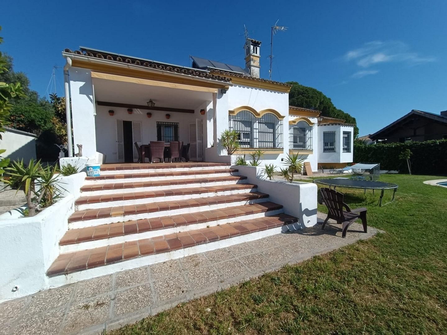 Vista exterior de Casa o xalet en venda en El Puerto de Santa María amb Aire condicionat, Jardí privat i Traster
