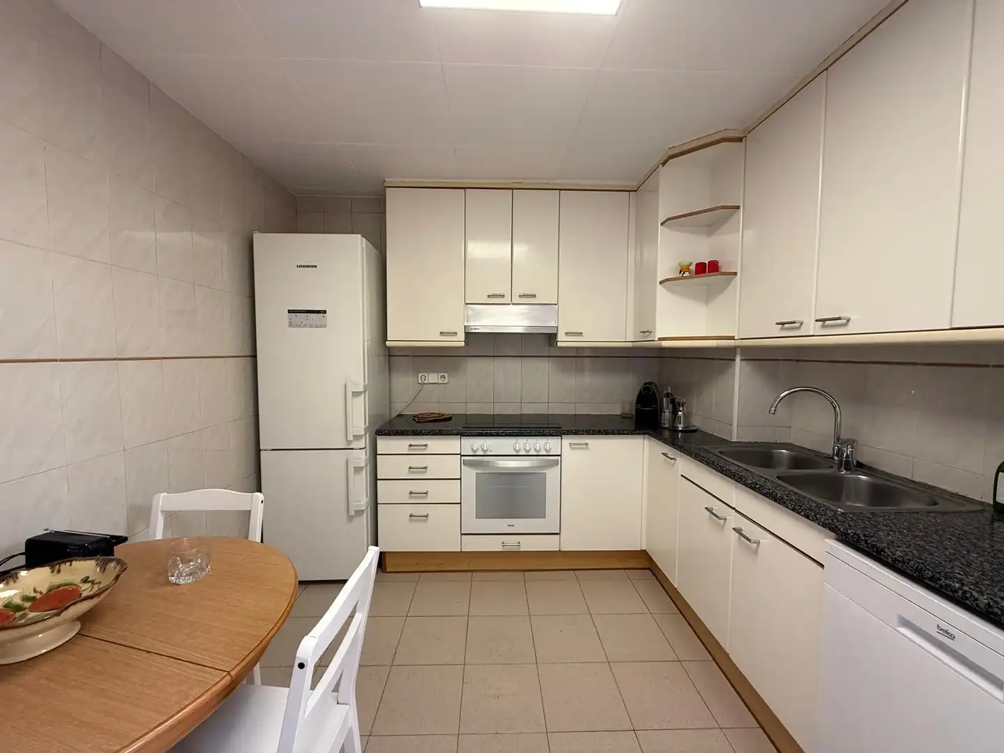 Cuina de Pis de lloguer en Girona amb Calefacció, Terrassa i Moblat