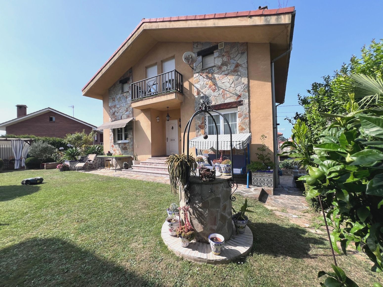 Vista exterior de Casa o xalet en venda en Corvera de Asturias amb Jardí privat, Terrassa i Moblat