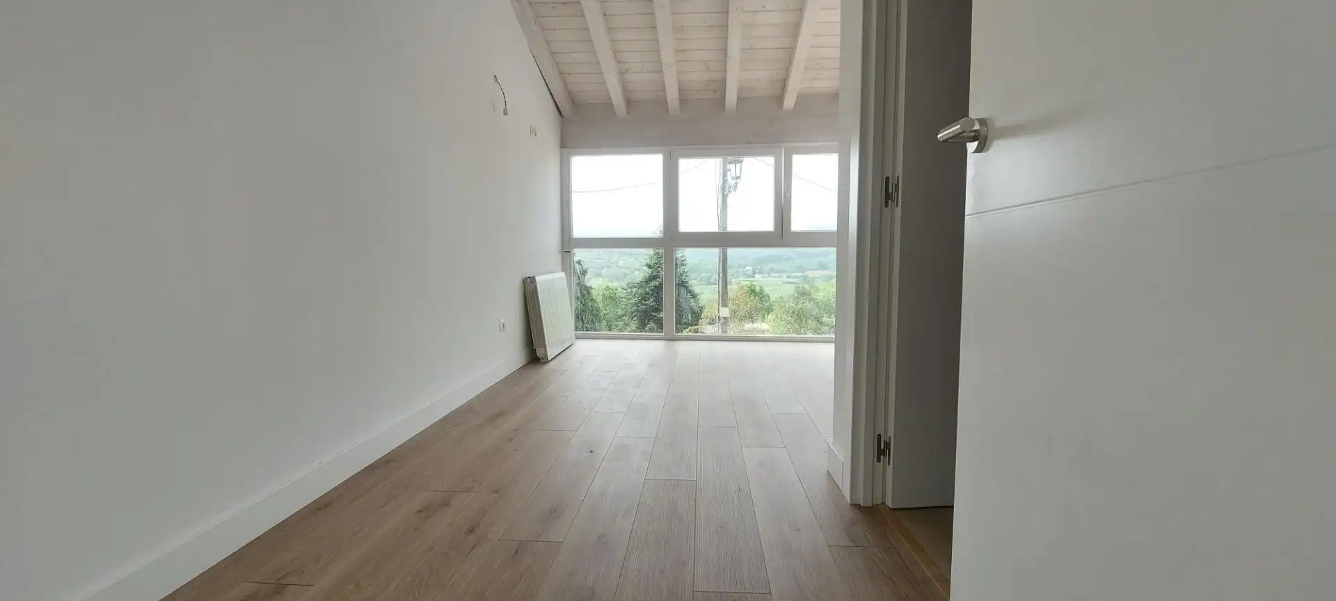 Sala d'estar de Casa adosada en venda en Udías amb Calefacció