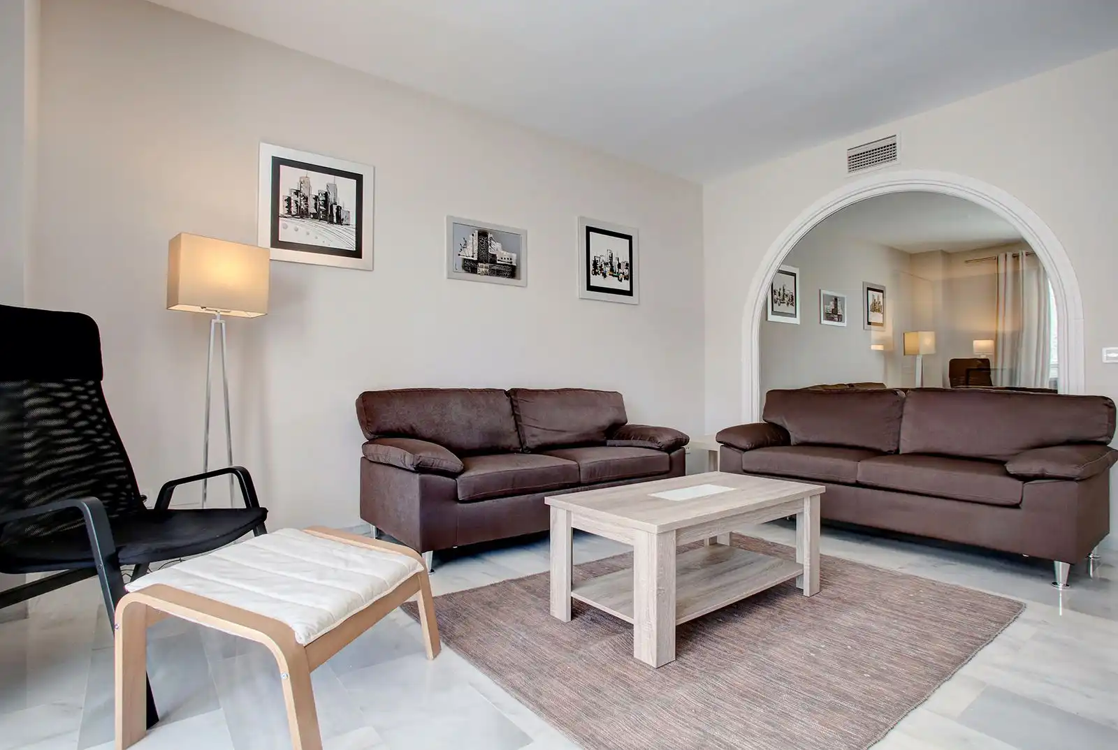 Sala d'estar de Pis de lloguer en Marbella amb Aire condicionat, Terrassa i Moblat
