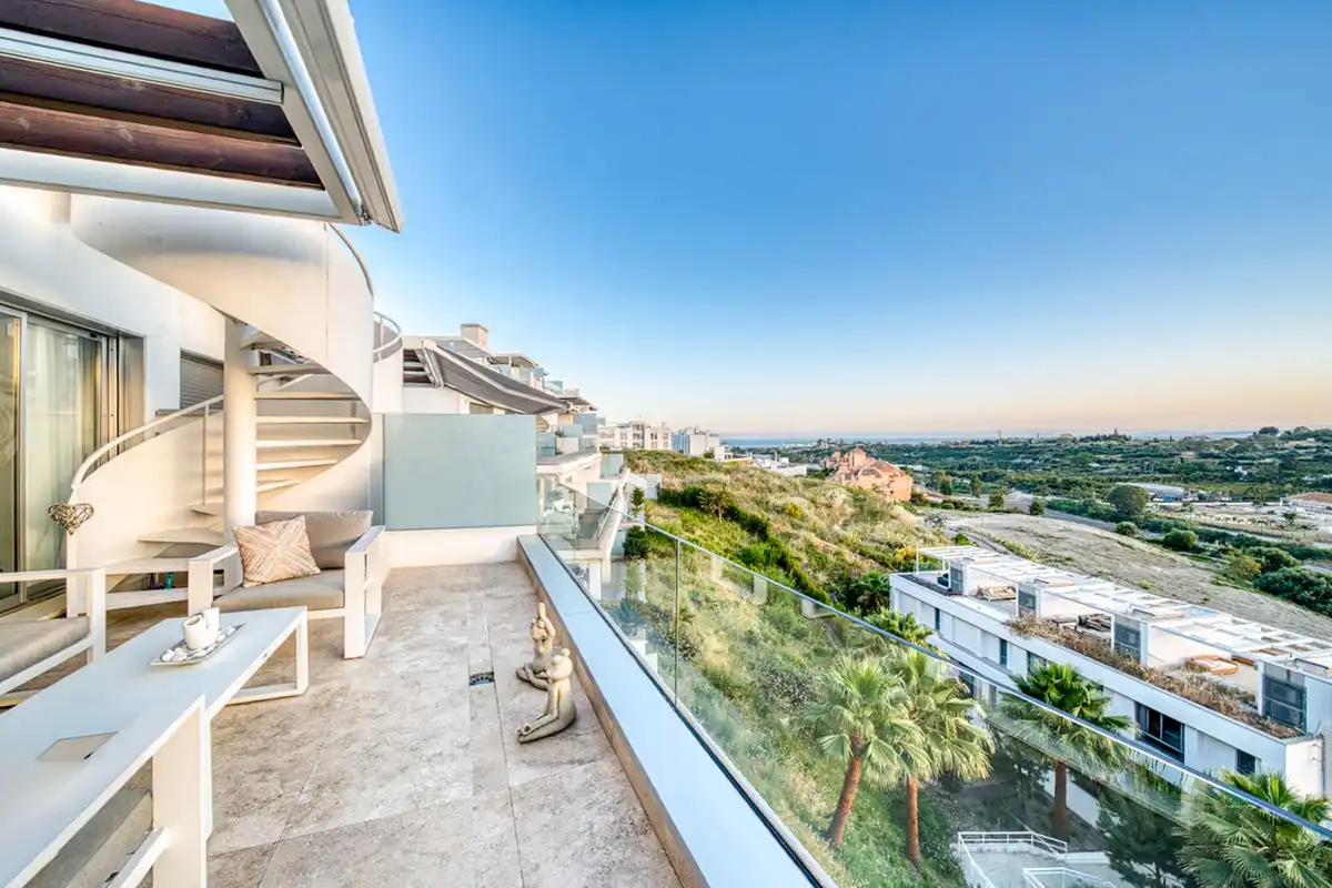 Terrasse von Dachboden zum Verkauf in Estepona mit Klimaanlage, Terrasse und Abstellraum