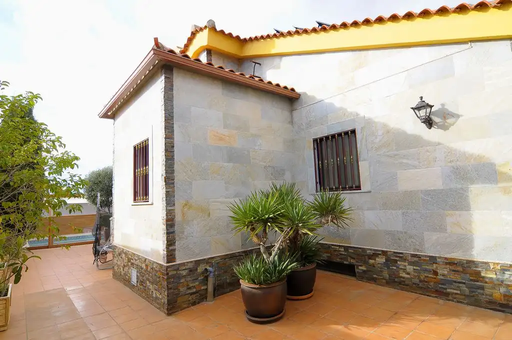 Außenansicht von Haus oder Chalet zum Verkauf in Valdepeñas mit Klimaanlage, Heizung und Privatgarten