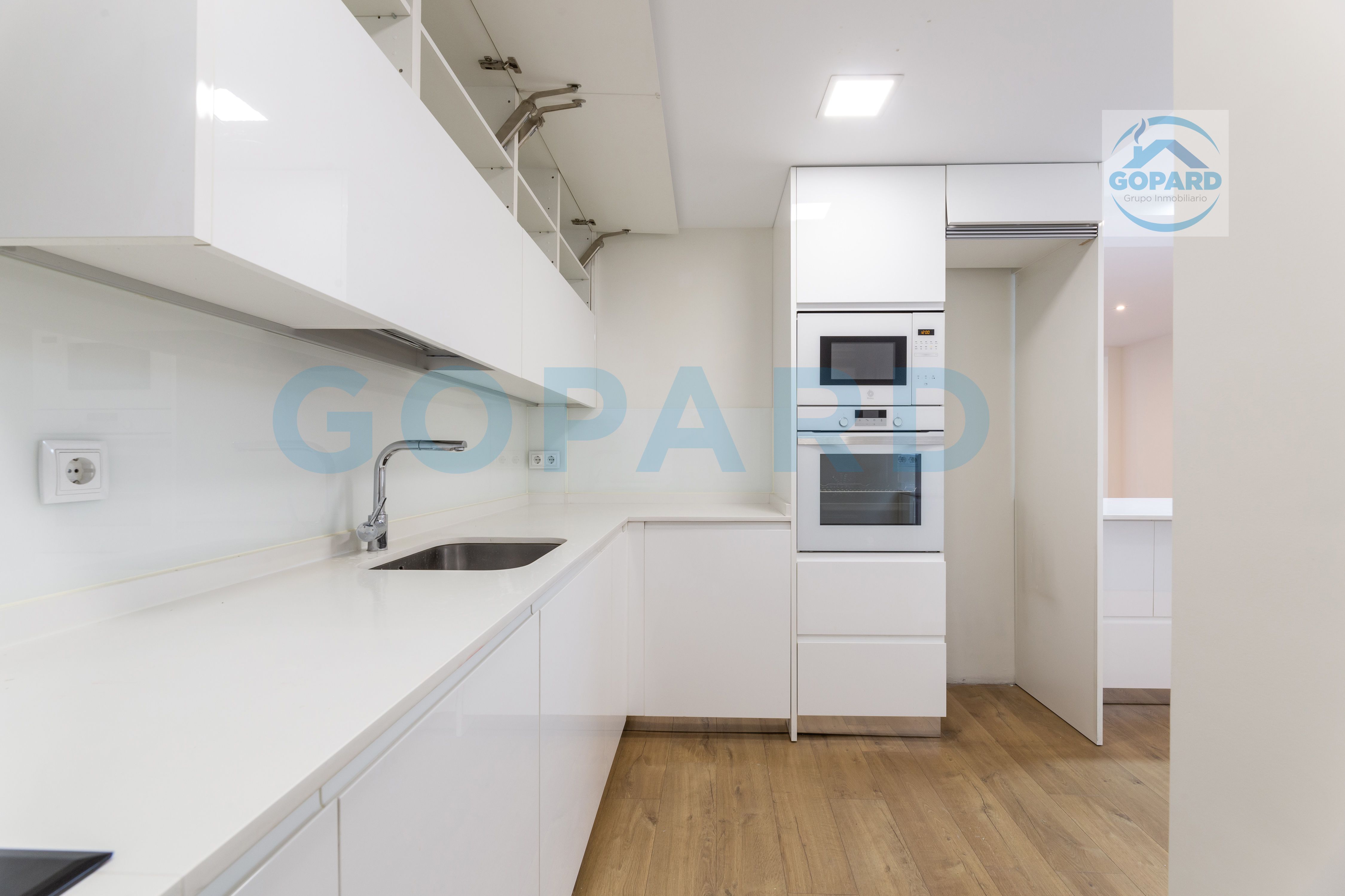 Kitchen of Flat to rent in  Madrid Capital  with Air Conditioner, Heating and Oven