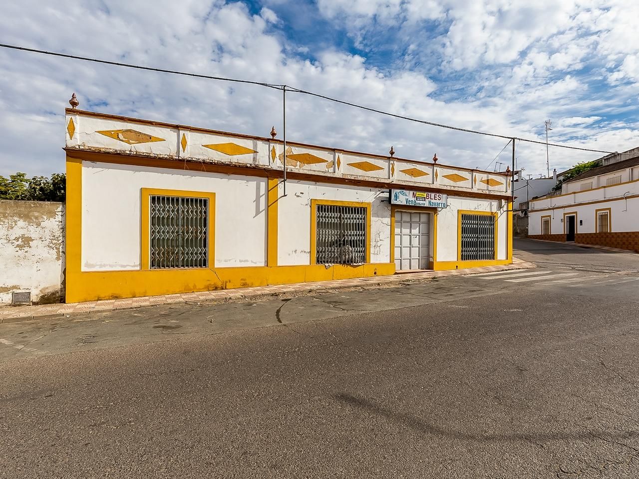 Vista exterior de Local en venda en Villanueva del Río y Minas amb Calefacció