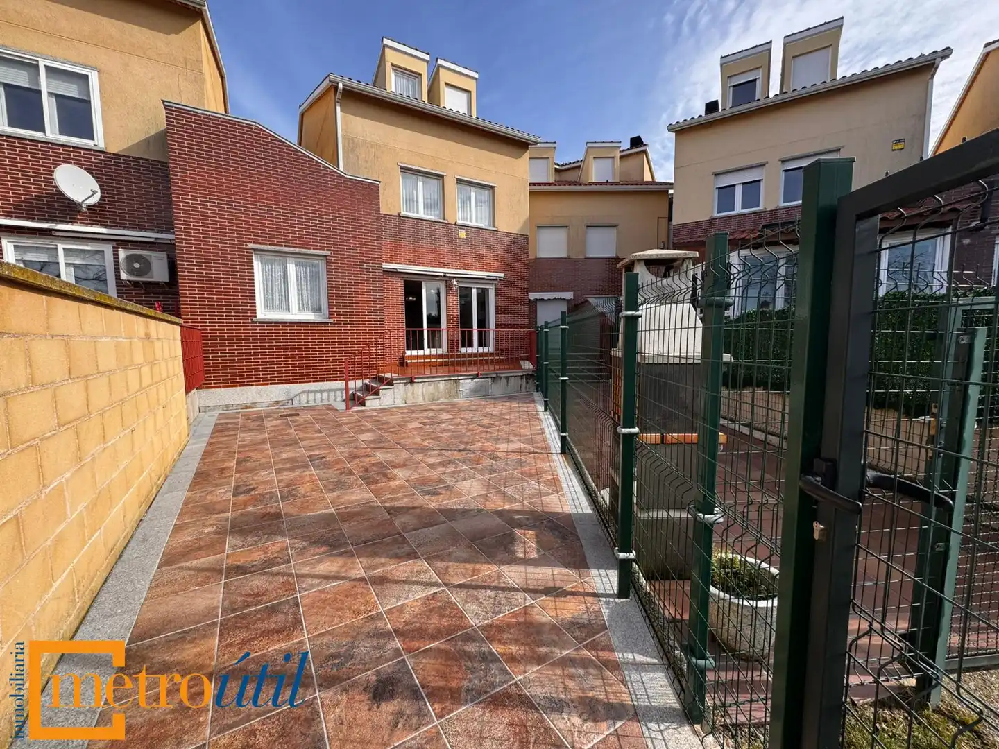 Vista exterior de Casa o xalet en venda en Mozárbez amb Calefacció, Jardí privat i Parquet