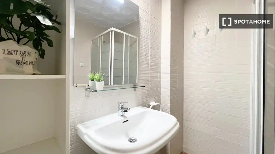 Bathroom of Flat for rent in Madrid  with Air Conditioner, Heating and Furnished