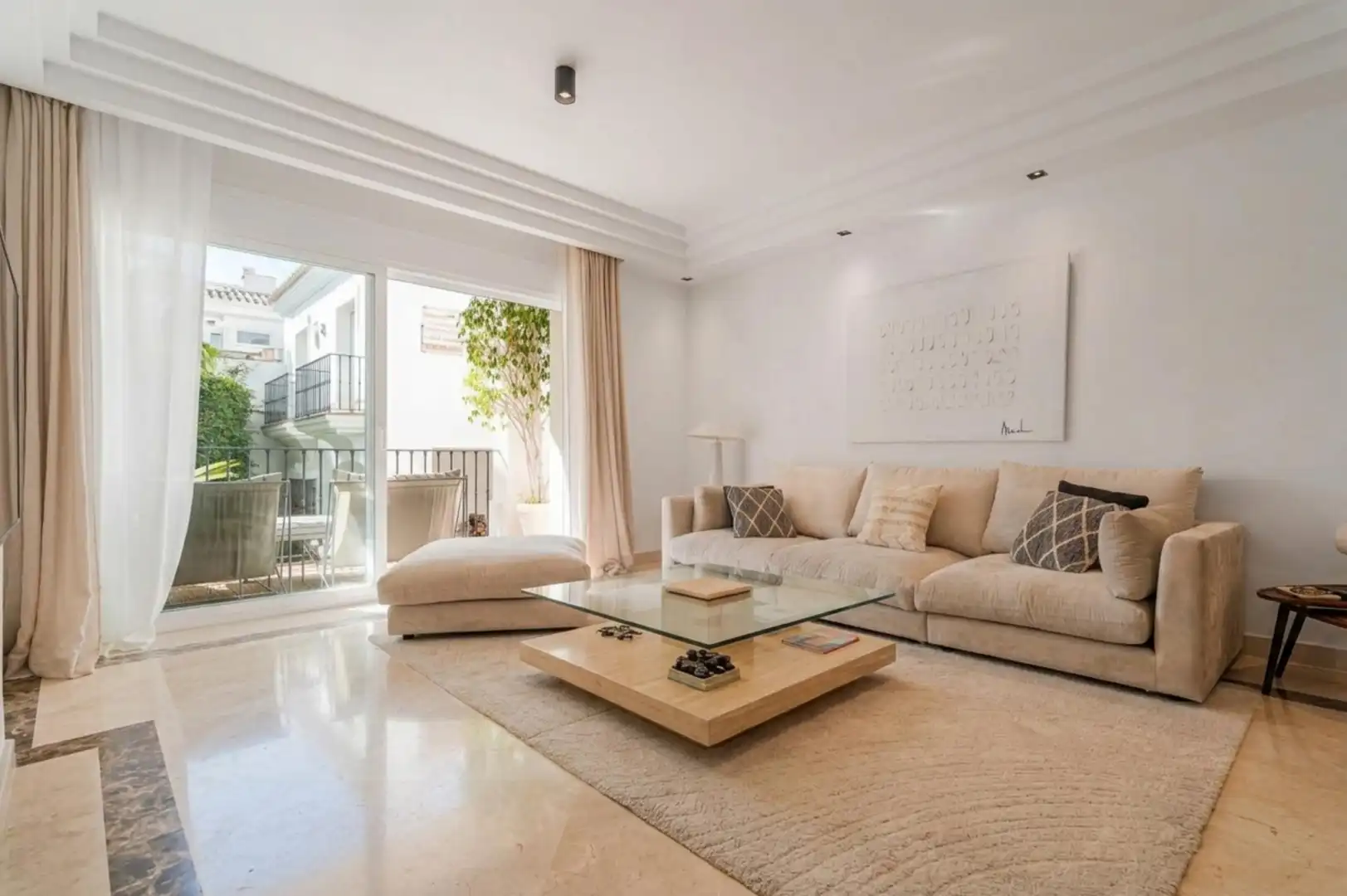 Sala de estar de Apartamento de alquiler en Marbella con Aire acondicionado, Jardín privado y Terraza