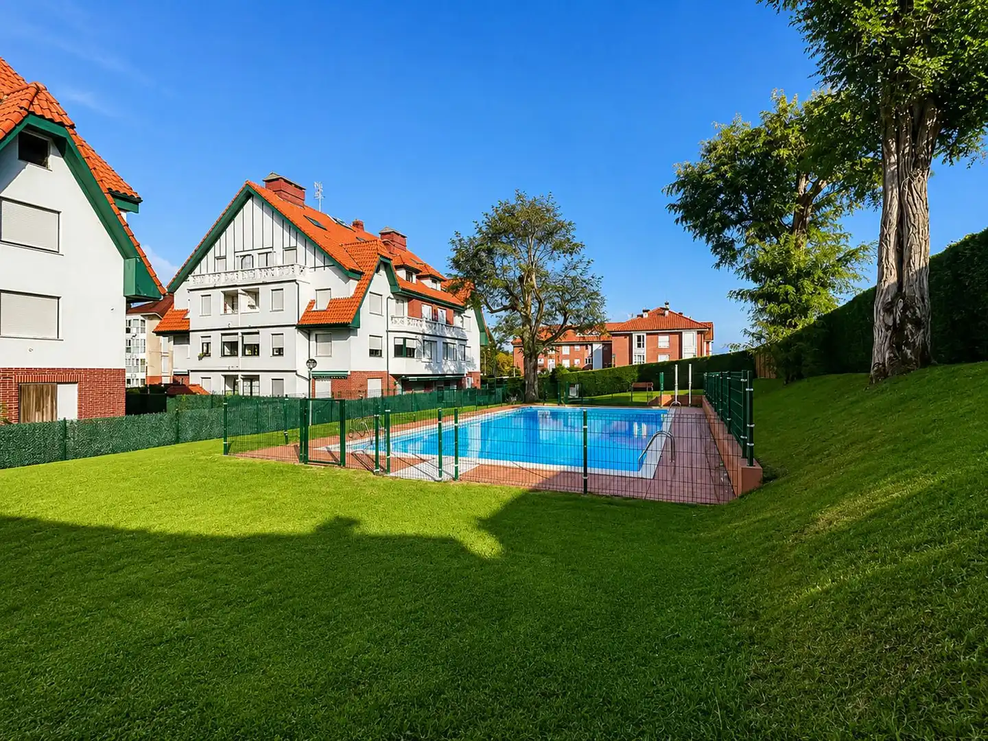Piscina de Piso en venta en Bárcena de Cicero con Calefacción, Trastero y Amueblado