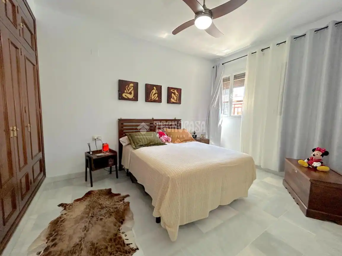 Dormitori de Casa adosada en venda en La Rinconada amb Aire condicionat i Parquet