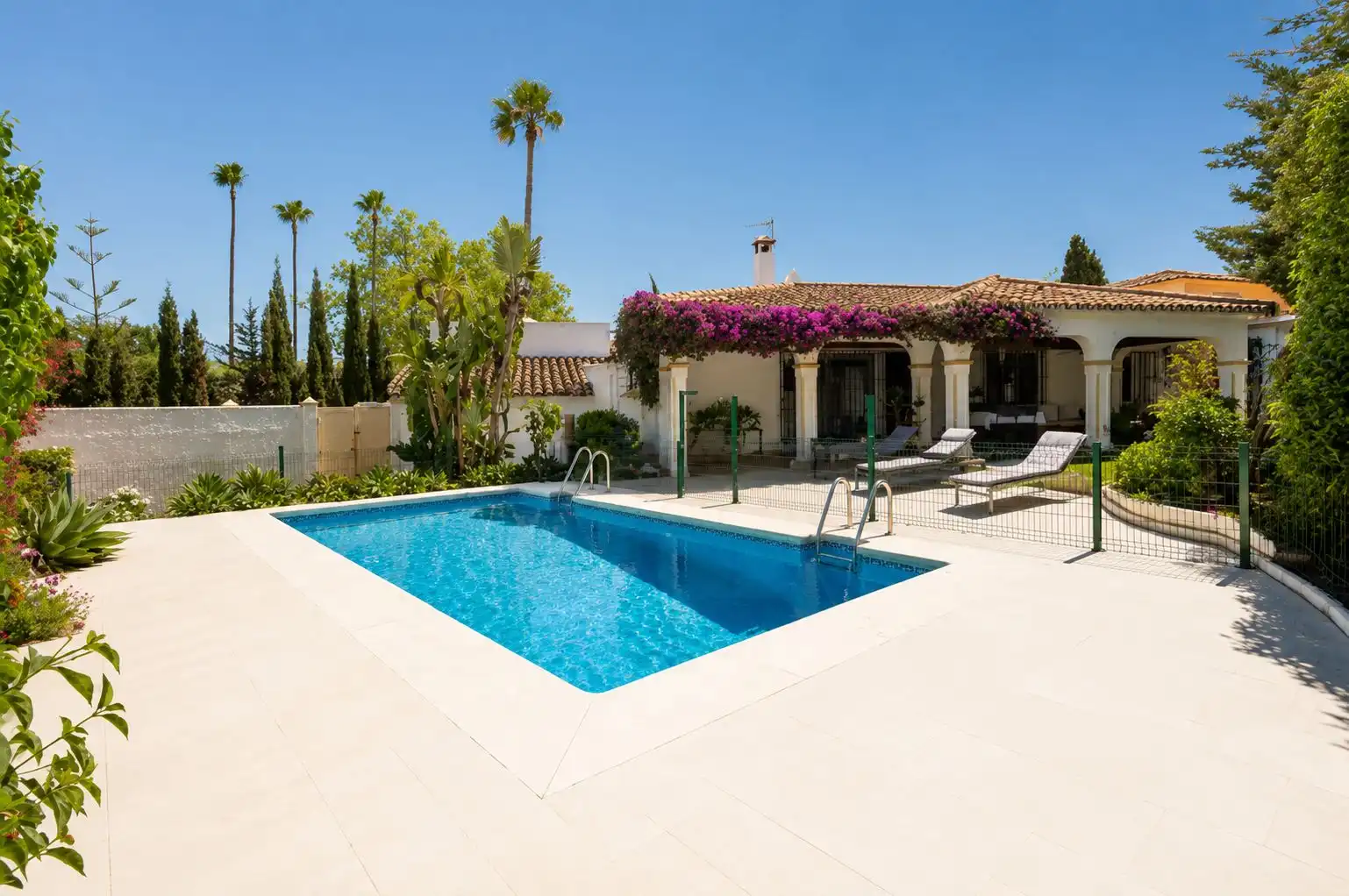 Detached house with pool for sale in San Pedro de Alcántara