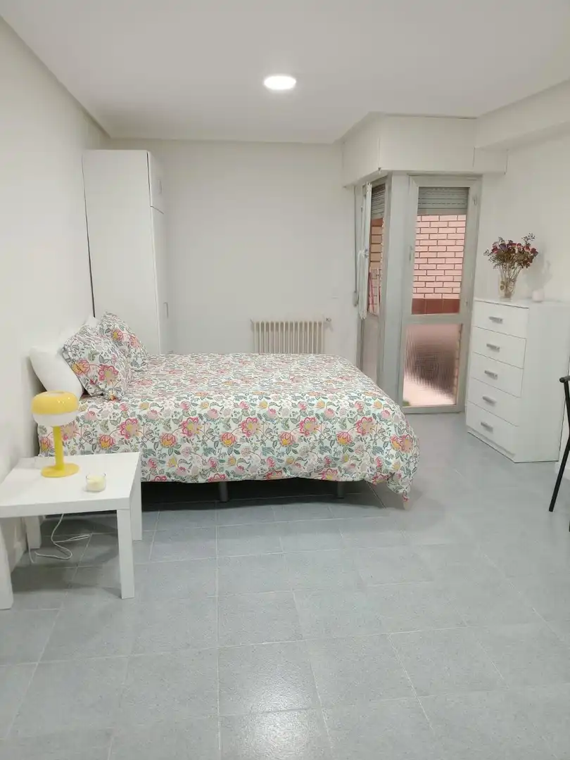 Dormitori de Estudi de lloguer en Oviedo  amb Moblat