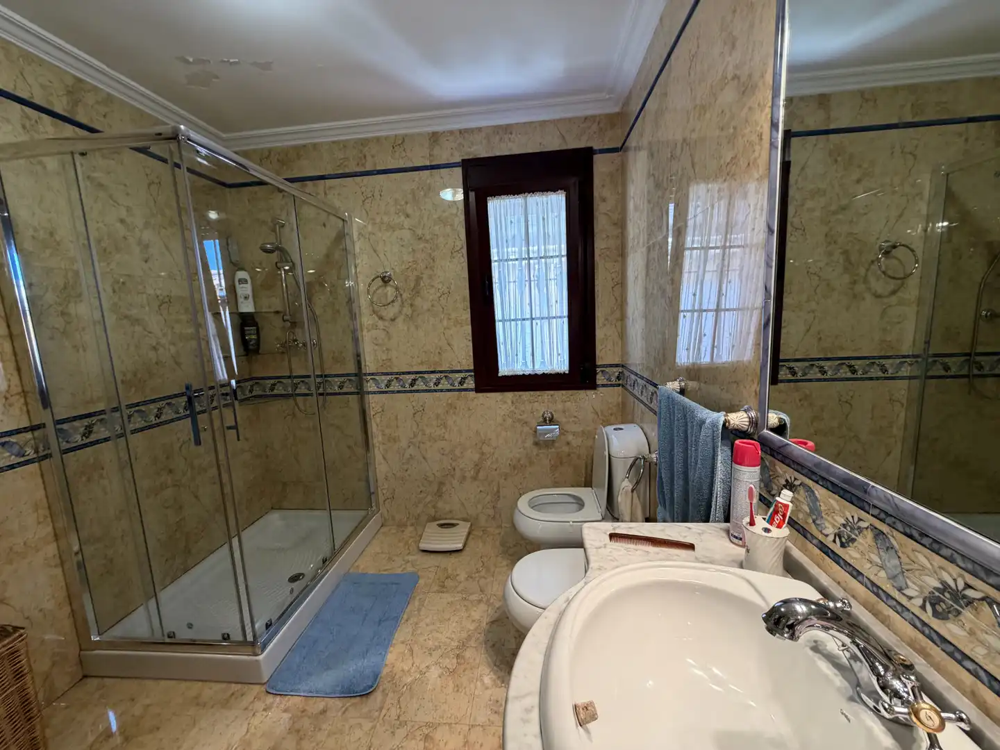 Bany de Casa o xalet en venda en Bormujos amb Aire condicionat, Jardí privat i Terrassa