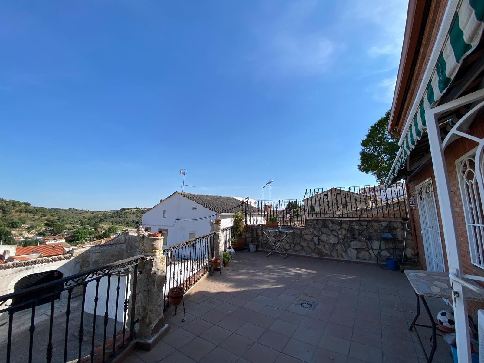Vista exterior de Casa o xalet en venda en Escariche amb Aire condicionat, Calefacció i Jardí privat