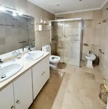 Badezimmer von Wohnung zum Verkauf in Benahavís mit Klimaanlage, Terrasse und Möbliert