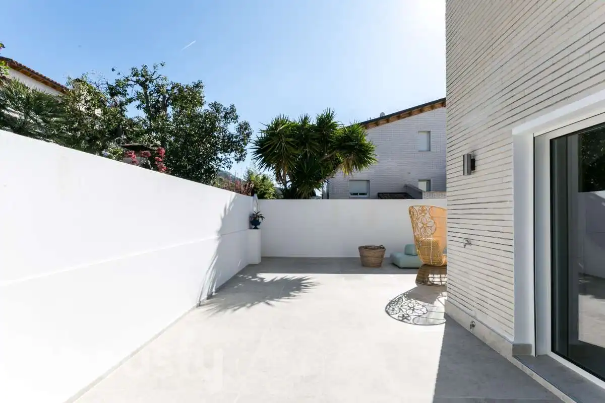 Vista exterior de Casa adosada en venda en Sitges amb Aire condicionat, Calefacció i Jardí privat