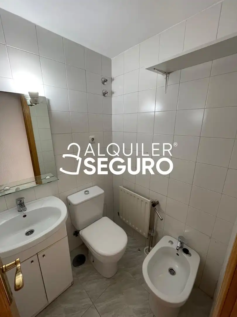 Baño de Piso de alquiler en Madrid con Calefacción, Terraza y Amueblado