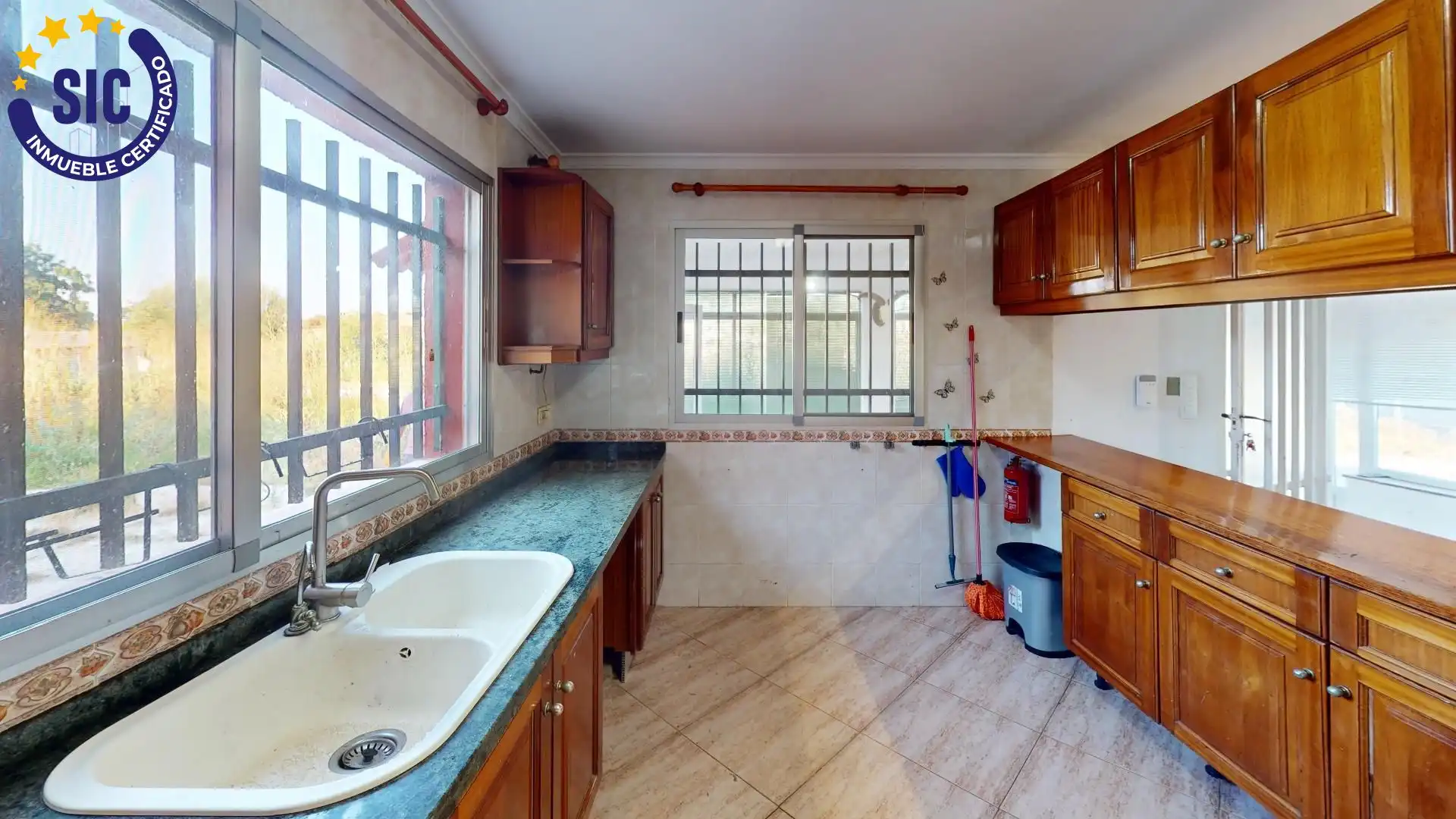 Cuina de Casa o xalet en venda en Oliva amb Aire condicionat, Jardí privat i Terrassa