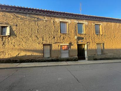 Vista exterior de Finca rústica en venda en Roales de Campos amb Calefacció i Moblat