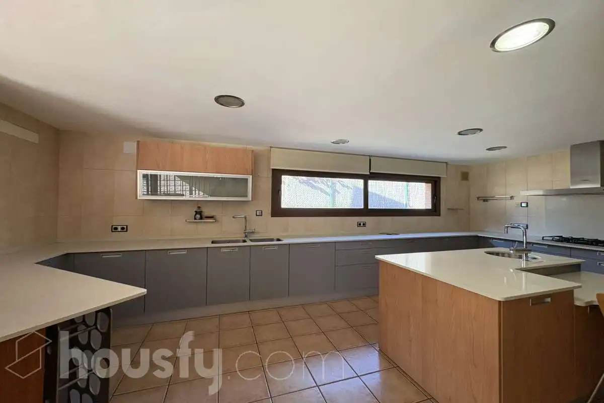 Cocina de Casa o chalet en venta en Sant Julià de Ramis con Calefacción, Jardín privado y Terraza