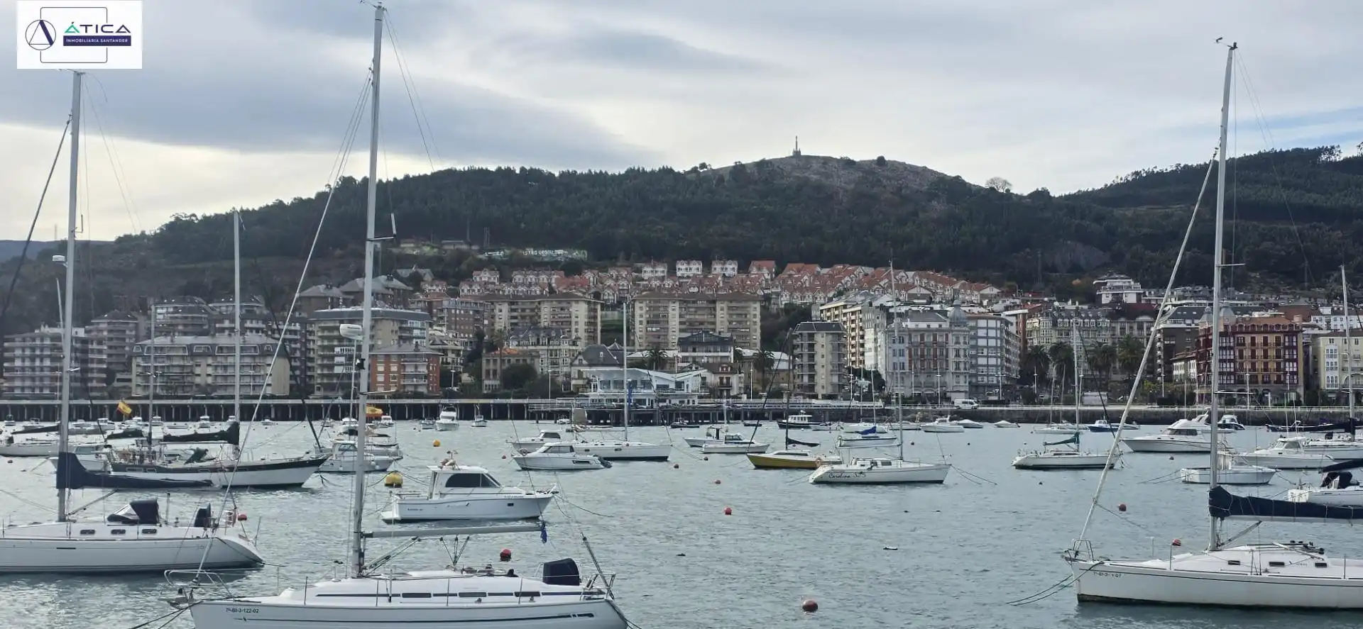 Vista exterior de Casa adosada en venda en Castro-Urdiales amb Aire condicionat, Calefacció i Jardí privat