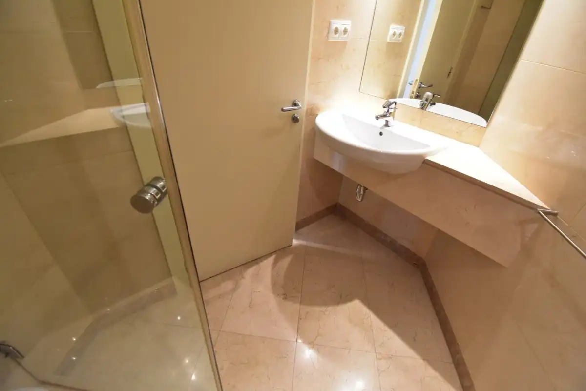 Badezimmer von Wohnung zur Miete in Barcelona mit Klimaanlage, Heizung und Privatgarten