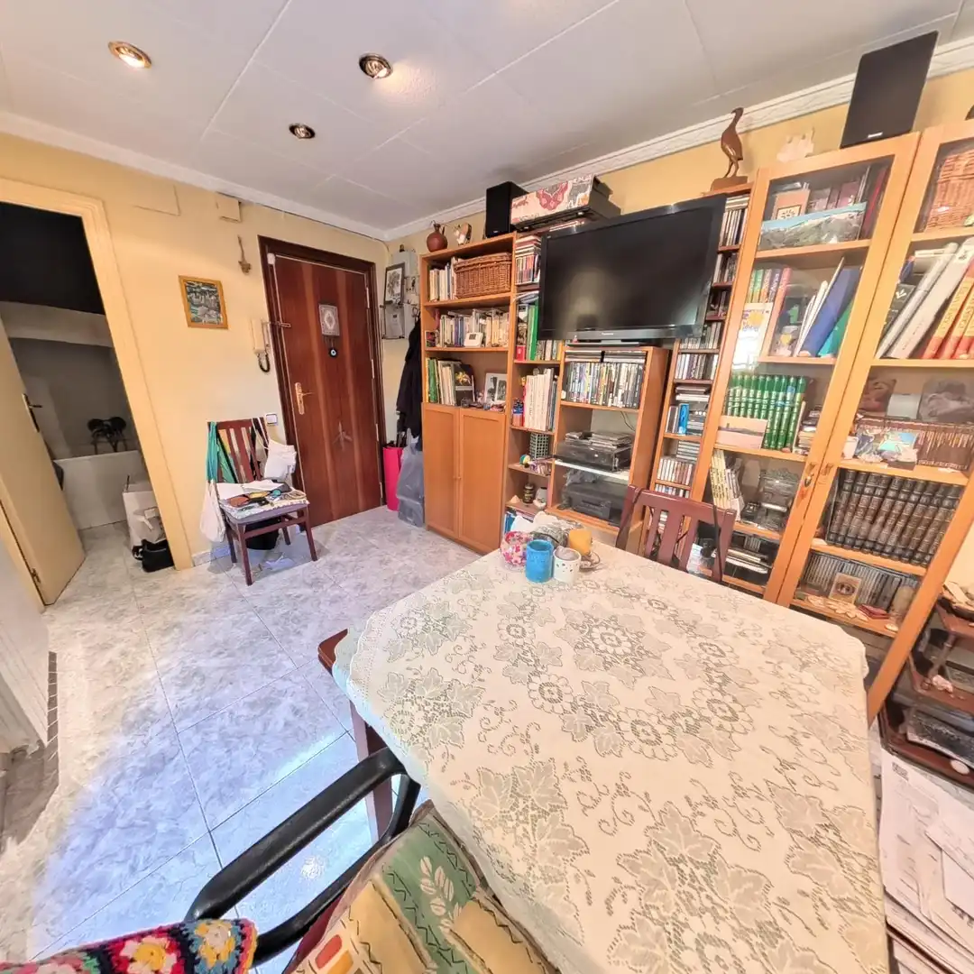 Wohnung zum Verkauf in Barcelona mit Klimaanlage, Heizung und Terrasse