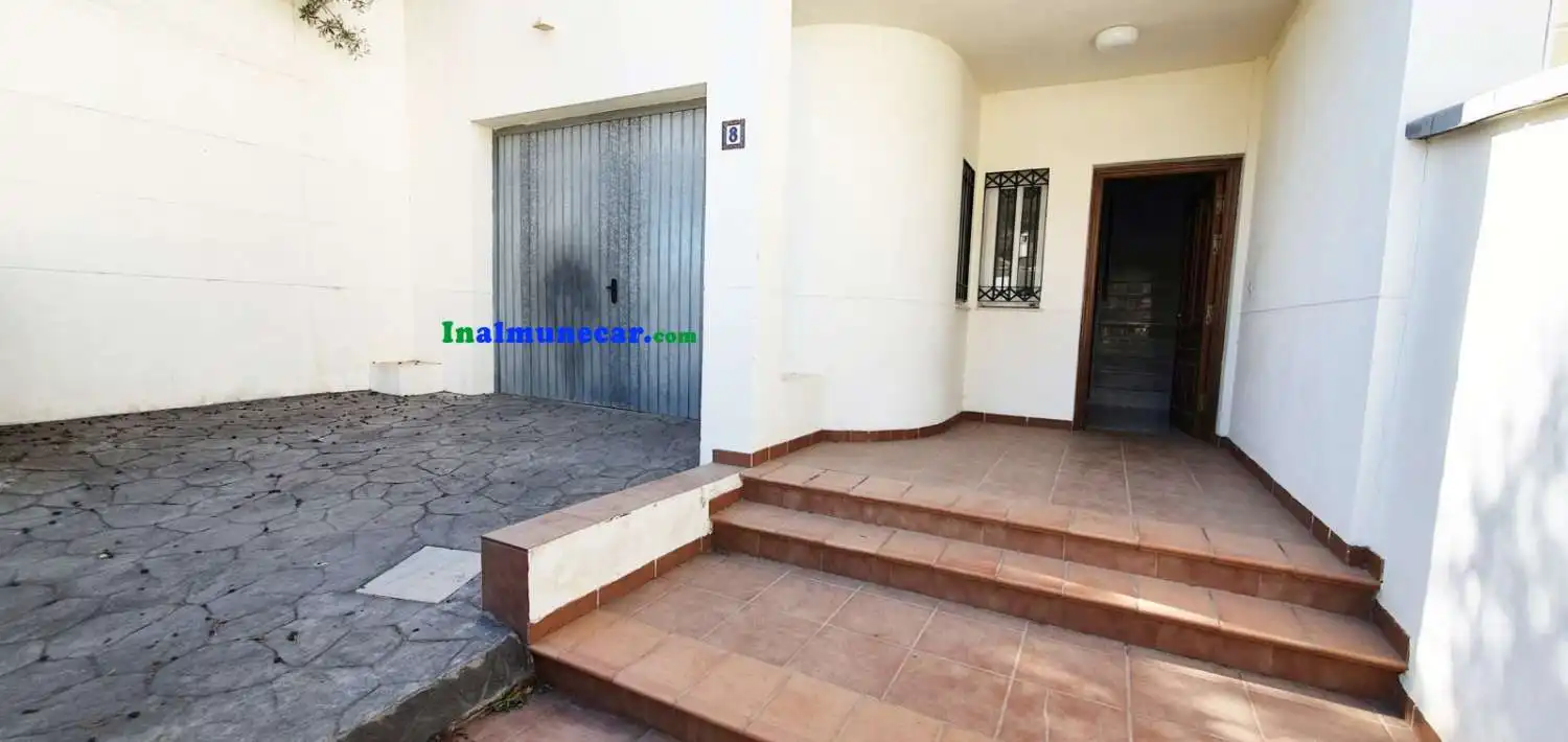 Vista exterior de Casa adosada en venta en Almuñécar con Aire acondicionado, Terraza y Piscina