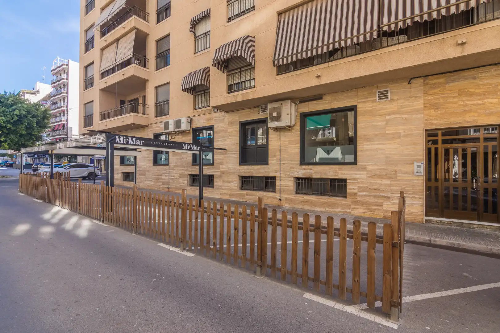 Vista exterior de Local en venda en Santa Pola amb Aire condicionat, Terrassa i Moblat