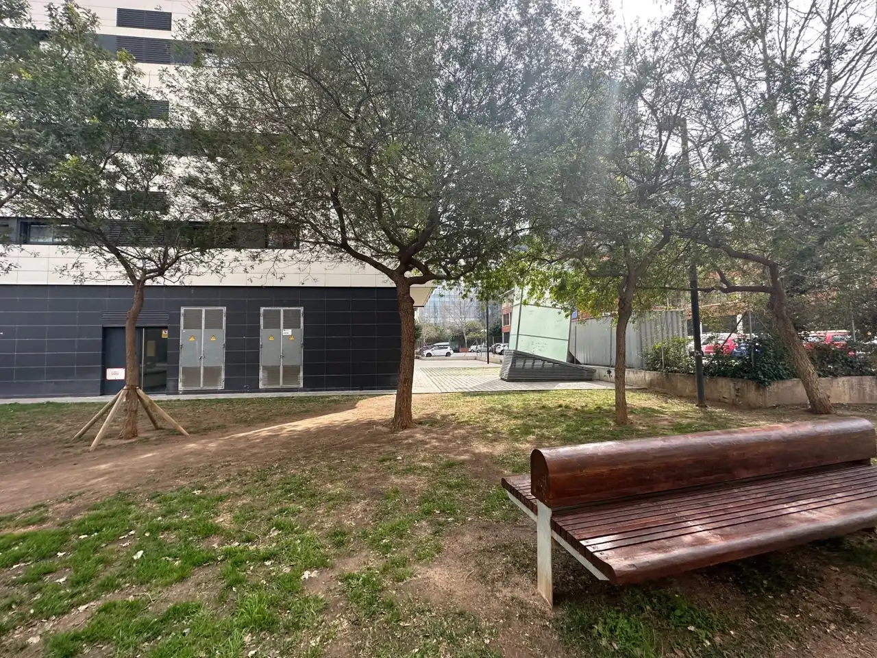 Vista exterior de Local en venda en L'Hospitalet de Llobregat amb Terrassa i Alarma