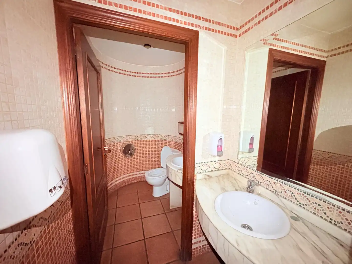 Badezimmer von Geschaftsraum zum Verkauf in Camponaraya mit Klimaanlage und Möbliert