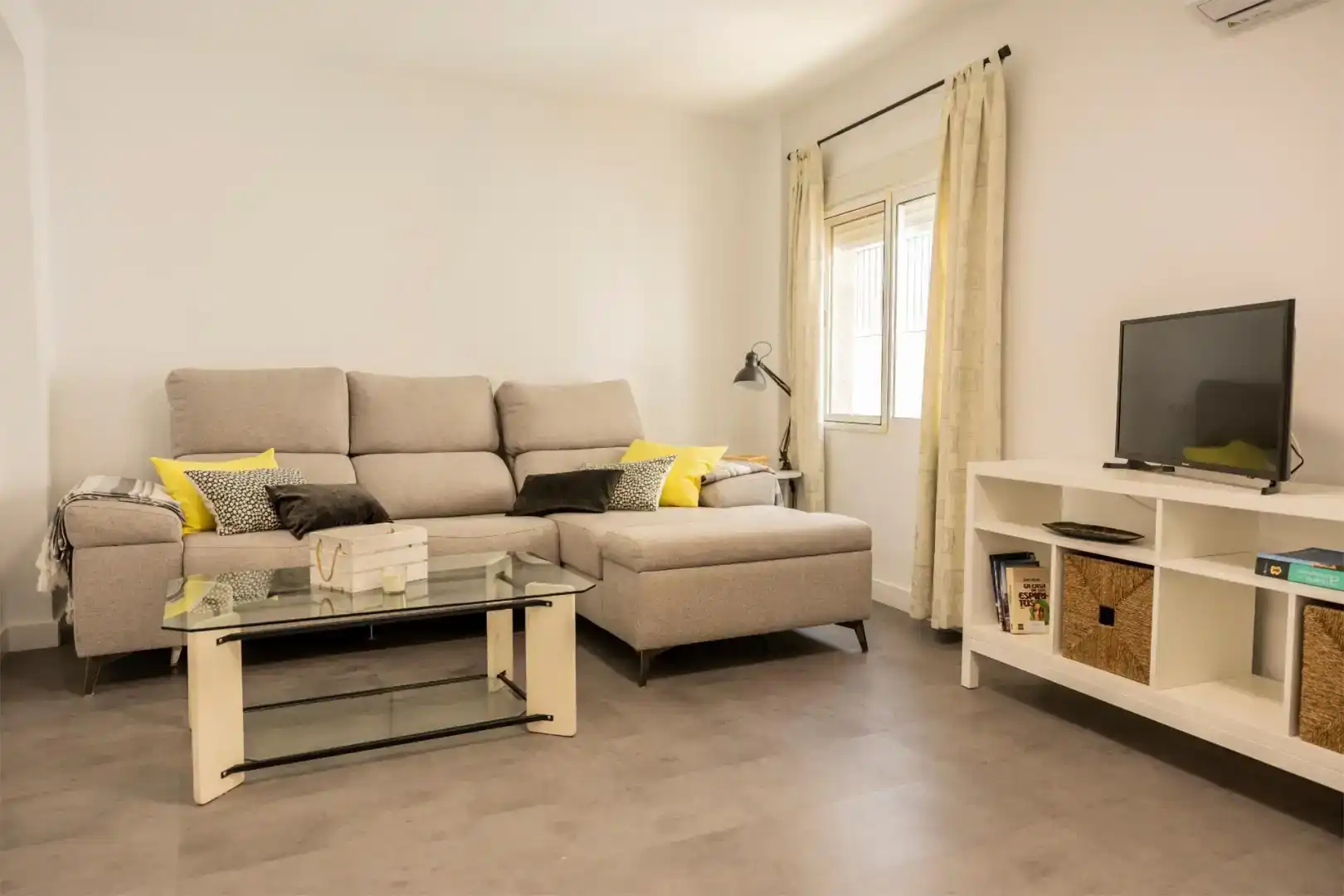 Sala d'estar de Dúplex de lloguer en Cazorla amb Aire condicionat, Moblat i Rentadora