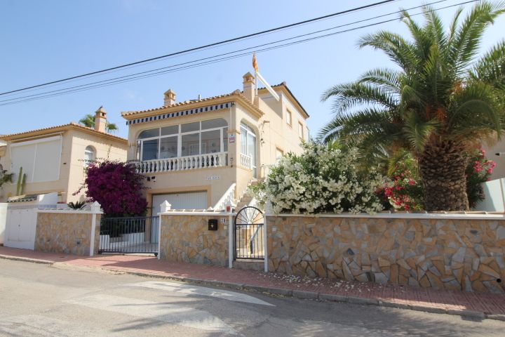 Vista exterior de Casa o xalet en venda en San Miguel de Salinas amb Aire condicionat, Calefacció i Traster