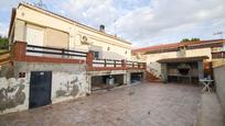 Vista exterior de Casa o xalet en venda en Vilanova i la Geltrú amb Aire condicionat i Terrassa