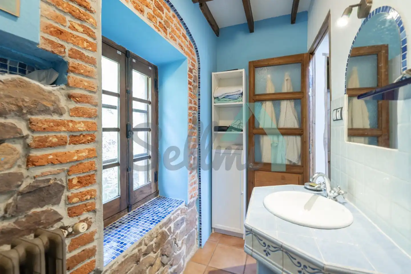 Badezimmer von Einfamilien-Reihenhaus zum Verkauf in Carreño mit Heizung, Privatgarten und Parkett