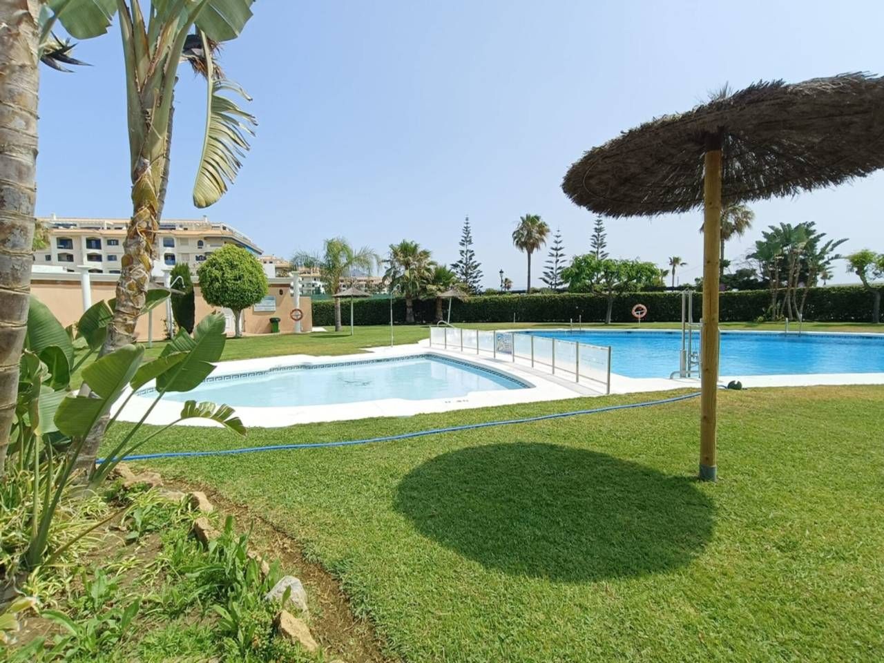 Piscina de Apartament de lloguer en Manilva amb Terrassa, Balcó i Piscina comunitària