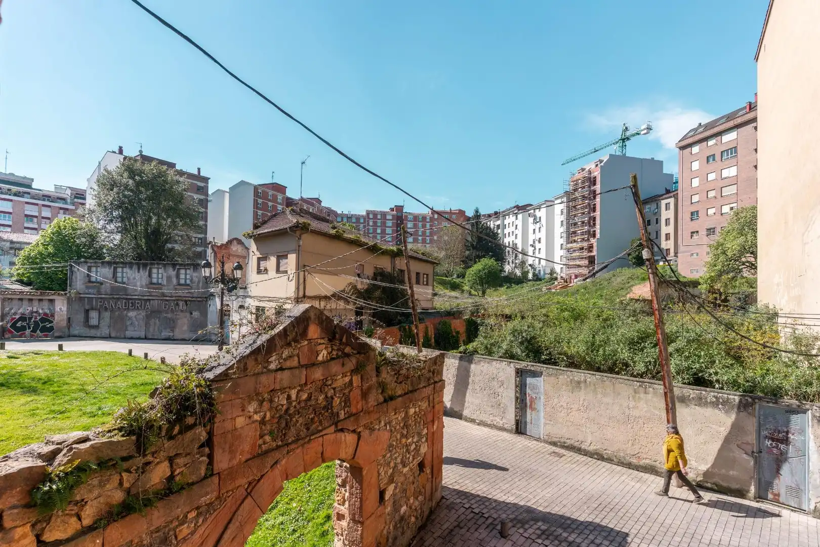 Vista exterior de Pis en venda en Oviedo  amb Calefacció, Moblat i Balcó