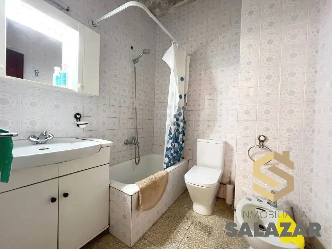 Bathroom of Flat for rent in Bilbao   with Heating, Terrace and Microwave