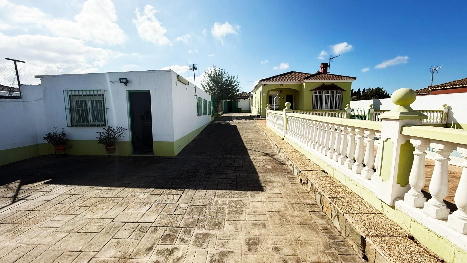 Exterior view of House or chalet for sale in Chiclana de la Frontera  with Private garden, Terrace and Storage room