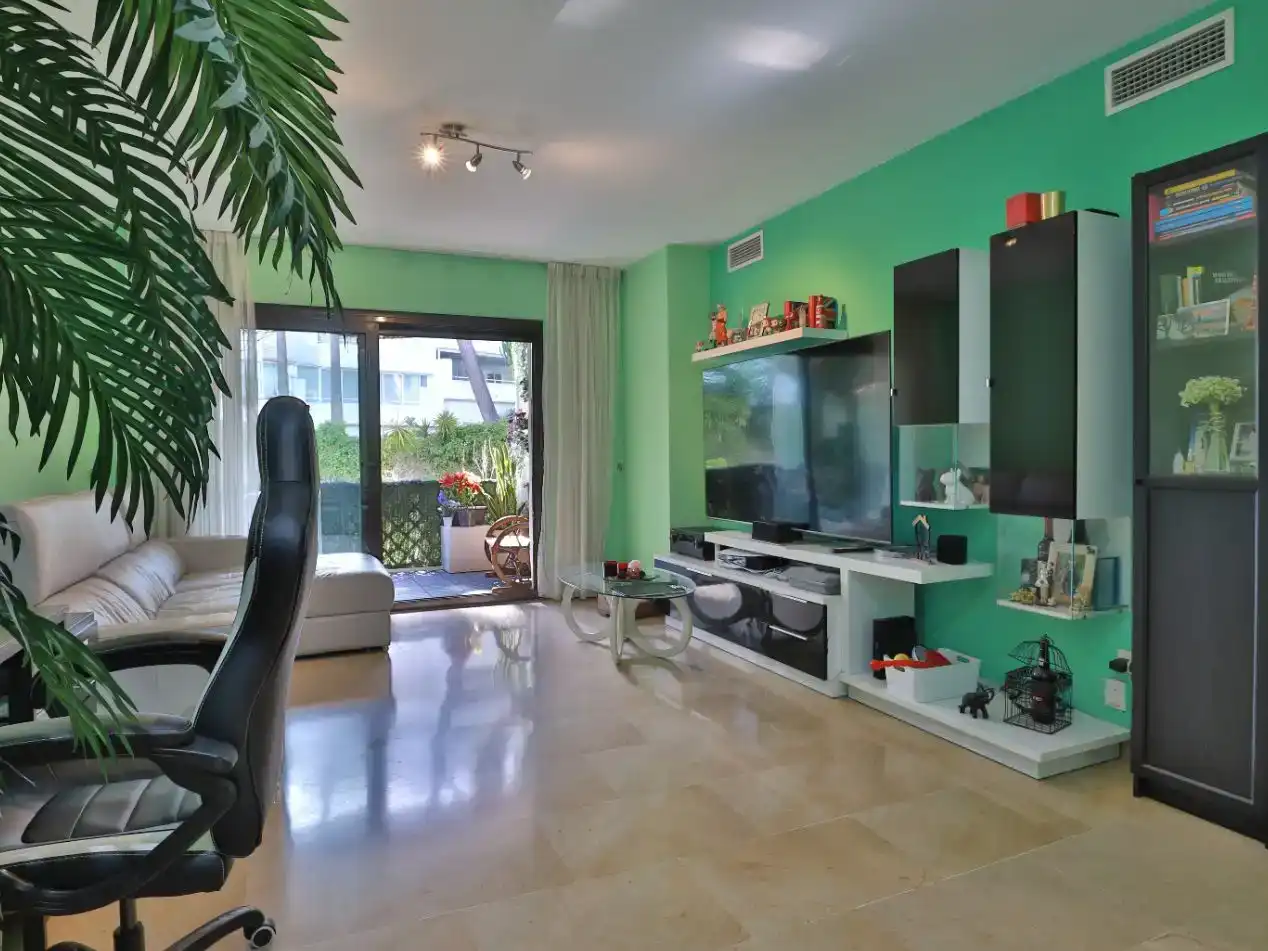Sala d'estar de Pis en venda en Marbella amb Aire condicionat i Piscina