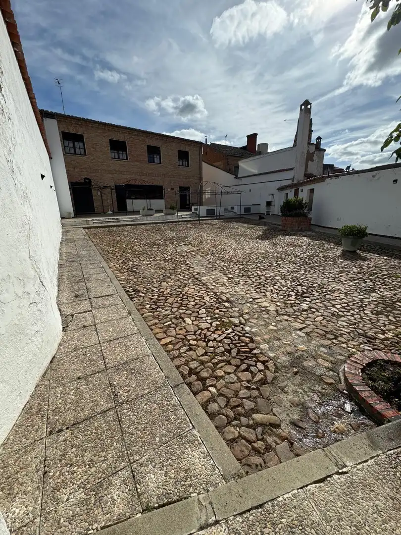 Vista exterior de Casa o xalet en venda en Madrigal de las Altas Torres amb Calefacció