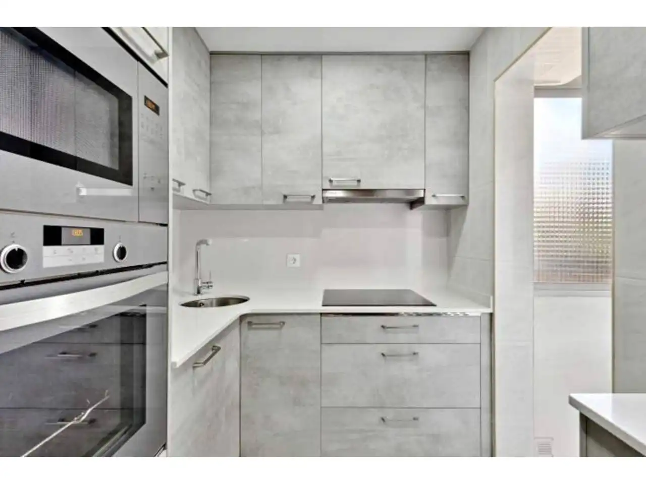 Cuina de Apartament en venda en L'Hospitalet de Llobregat amb Aire condicionat, Calefacció i Moblat
